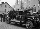 Folksamling vid brandbil, Kungsgatan, Uppsala april 1936