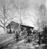 Vid gamla IK Hakarpspojkarnas stuga i Huskvarna är det tipspromenad och många har samlats för att gå tipsrundan.