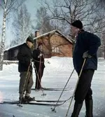 Vid gamla IK Hakarpspojkarnas stuga i Huskvarna. Det har varit märkestagning, skidlöparmärken var en klassiker. Åker man totalt 3 mil på två timmar så får man ett guldmärke. Från vänster med skidor och stavar står: Gustav Isaksson (1), Stig 