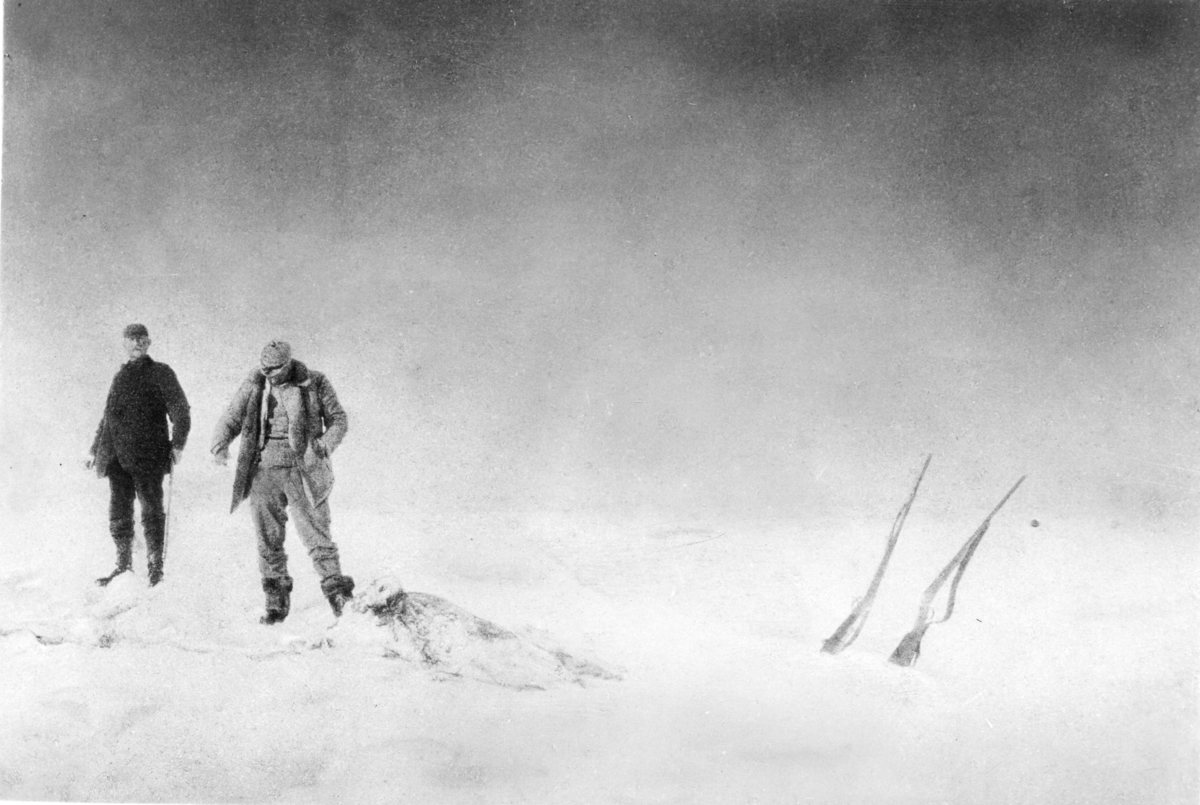 Nils Strindberg, En flådd isbjörn. S A Andrée till vänster och Knut Fraenkel till höger. Retuscherad version av gm.II-54.