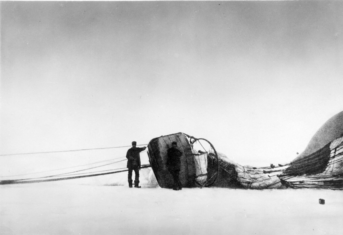Knut Hjalmar Ferdinand Fraenkel, Örnen har landat. N Strindberg till vänster och S A Andrée till höger. Retuscherad version av gm.II-28.