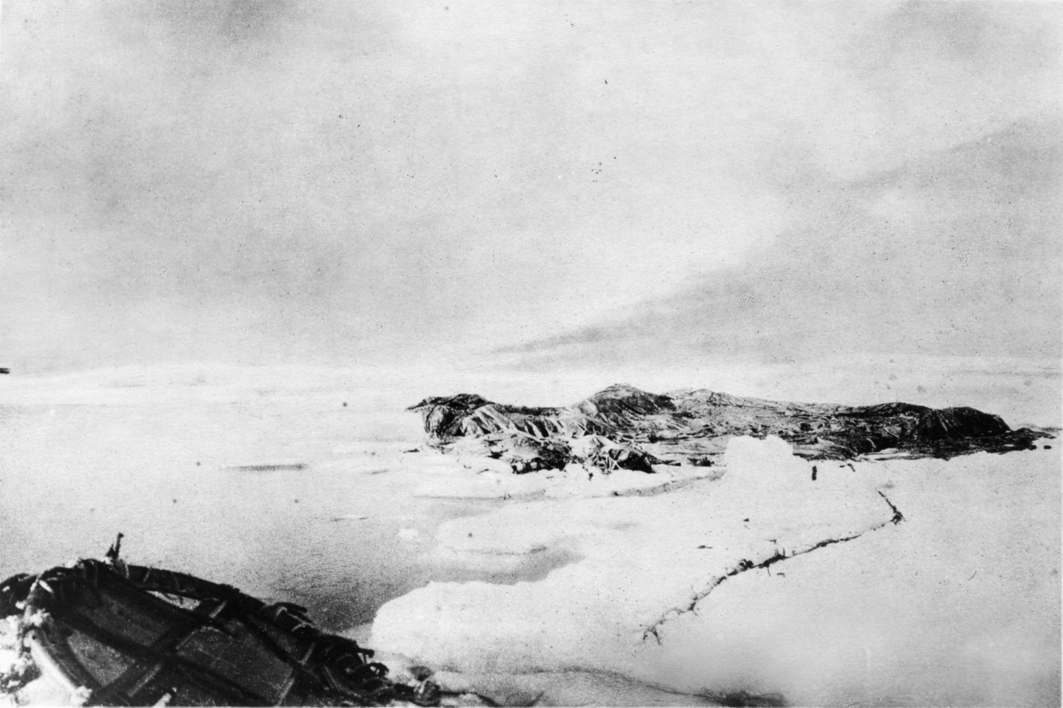 Nils Strindberg, Ballongen Örnens landningsplats. Ballongduk i centrum, bärringen till vänster. Retuscherad version av gm.II-48.