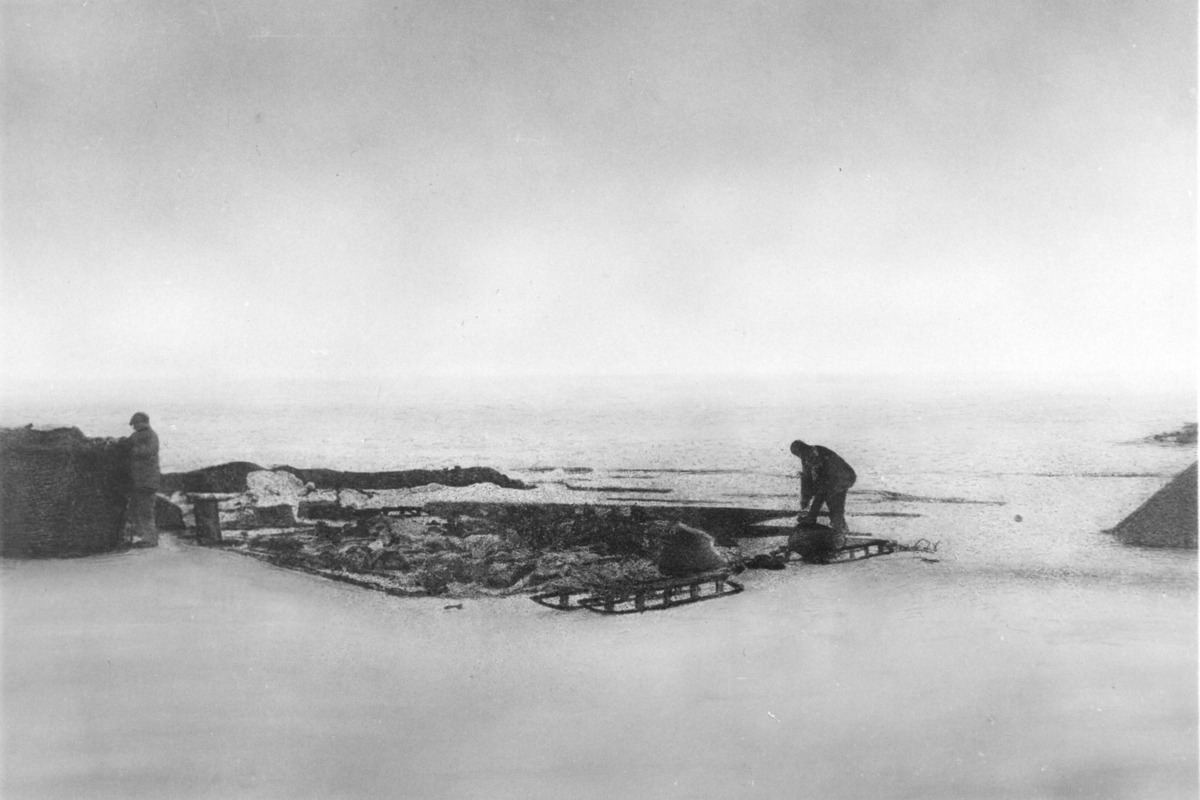 Knut Hjalmar Ferdinand Fraenkel, The Balloon The Eagle’s Landing Place. Most likely, Nils Strindberg on the left at the gondola and S A Andrée at the toboggans in the center of the picture. The tent glimpses to the right. Retouched version of gm.II-31.
