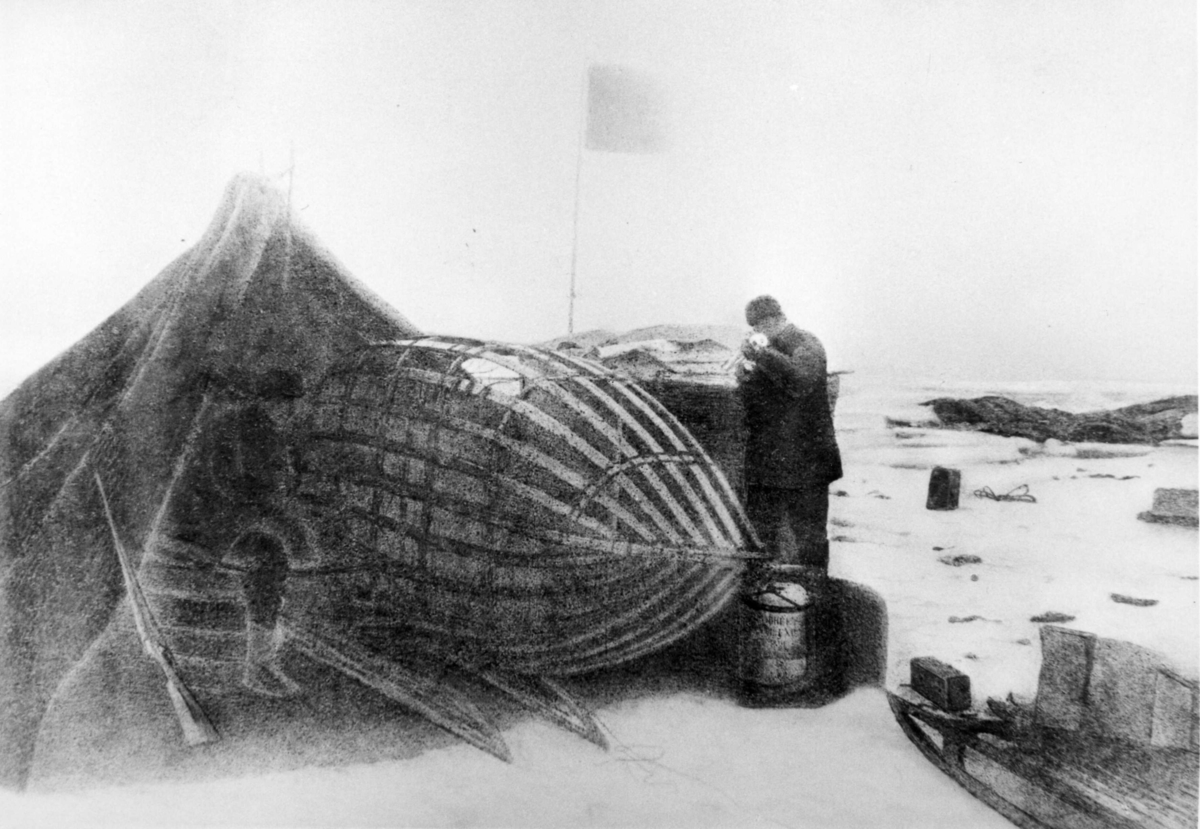 Nils Strindberg, Ballongen Örnens landningsplats. S A Andrée i tältöppningen till vänster, skriver el arbetar på båten som står på ena långsidan på en släde. Knut Fraenkel med en psychrometer (luftfuktighetsmätare). Framför honom står "Göranssons mekaniska kokapparat". En släde till höger. Retuscherad version av gm…