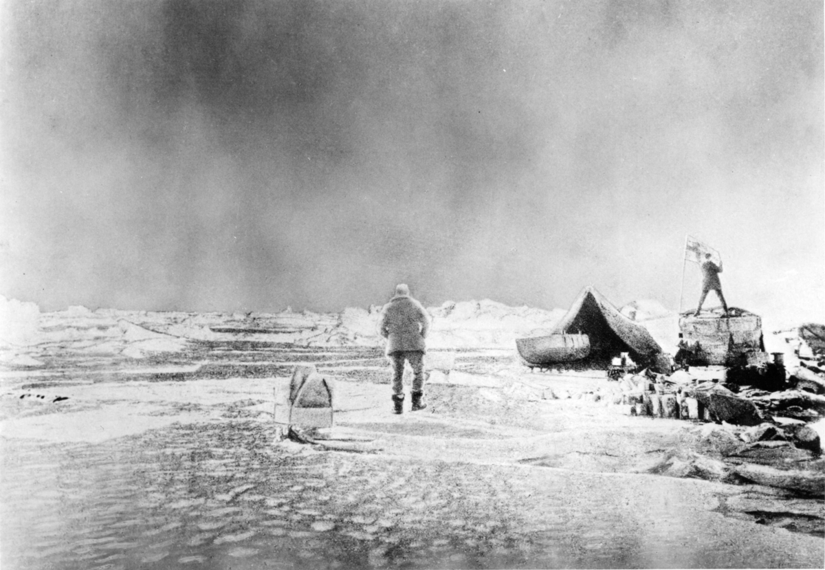 Nils Strindberg, Ballongen Örnens landningsplats. Retuscherad version av gm.II-47. Knut Fraenkel i centrum och S A Andrée med kikare i handen på ballongkorgen vid unionsflaggan. Bilden utgör tillsammans med (oretuscherade) gm.II-41 t o m gm.II-47 en 360gr panoramabild identifierad av Tyrone Martinsson.