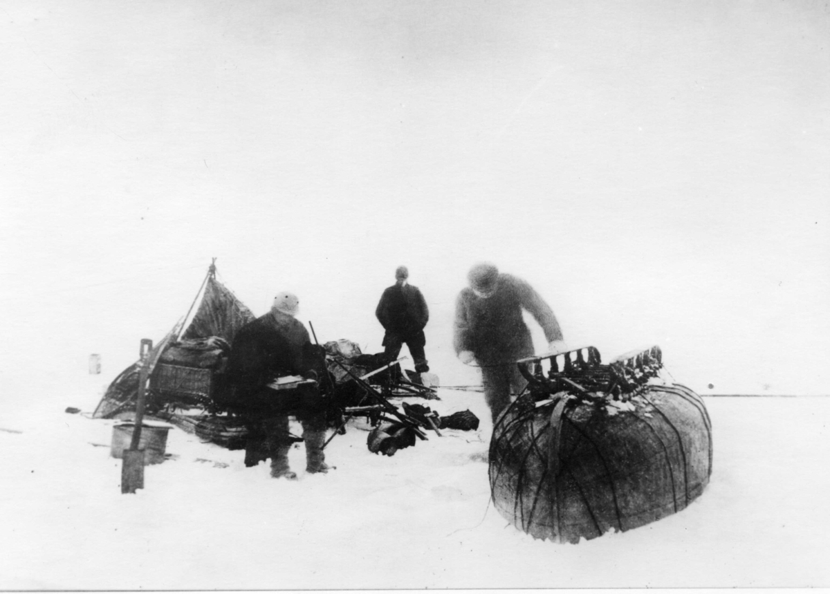 Knut Hjalmar Ferdinand Fraenkel, Isvandringen. Trådutlöst exponering med möjligen Nils Strindberg till vänster, troligen S A Andrée i mitten samt Knut Fraenkel vid båten - sköter trådutlösningen. Retuscherad variant av gm.III-73.
