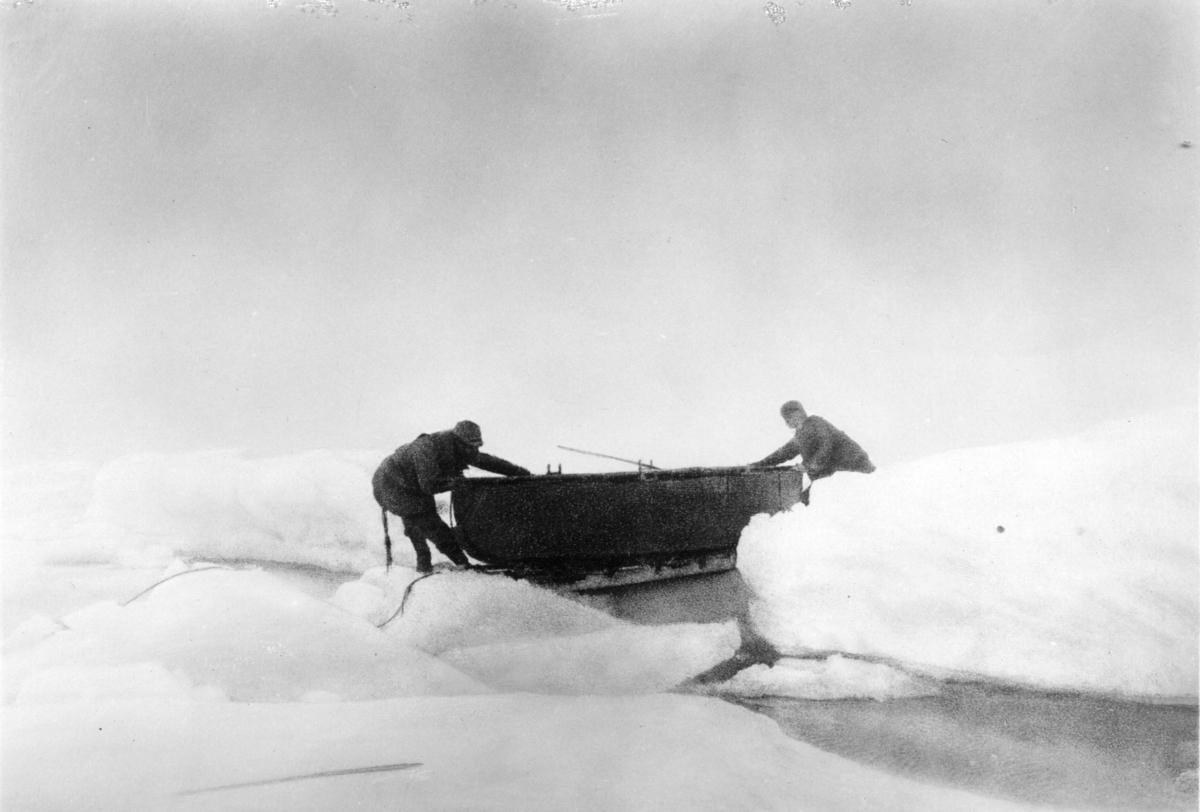 Nils Strindberg, The Ice Ring. The boat on a sled is pushed over a smaller watercourse. K Fraenkel on the left and S A Andrée on the right. Retouched version of gm.III-83