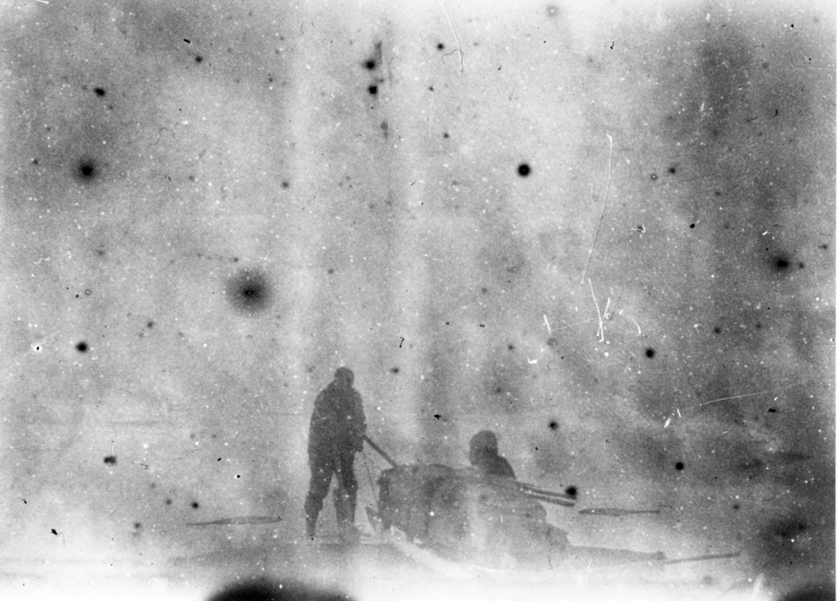Nils Strindberg, Oretuscherad. Isvandringen. En släde transporteras över öppet vatten på en båt. Troligen Knut Fraenkel på isen och S A Andrée i båten. Reprofotografi av gm.III-80.