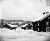 Några barn leker på gatan utanför husen i Smedbyn i Huskvarna en vinterdag.