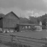 Fritidshus som byggts i anslutning till en förrådsbyggnad eller liknande