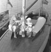 Man och barn på segelbåt