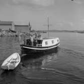 Norsk fritidsbåt med besättning lämnar hamnen