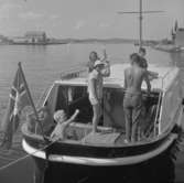 Norsk fritidsbåt med besättning vid kajen