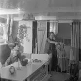 Barn nere i kabyssen på fritidsbåt