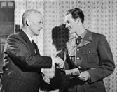 Postsparbankschefen H. Holmström överlämnar 1:a priset 5.000:- i
lönsparelotteriet till Spårvägskonduktör Mauritz Lundin.