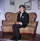 Konfirmationsfotografi av Kennet Wallsjö i sitt hem i Huskvarna.