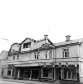 Vid Rosenborgsgatan i Huskvarna ligger Hilding Svärds Specialaffär som säljer bland annat mattor och gardiner. En Juveleraraffär ligger bredvid.