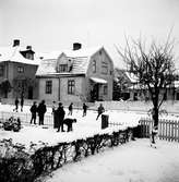 På en snöig villagata i Huskvarna spelar några pojkar hockey.