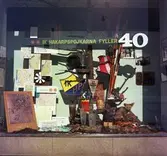 Föreningen IK Hakarpspojkarna (IKHP) i Huskvarna fyller 40 år, klubben bildades 1 februari 1929 . I ett skyltfönster visas föremål som har anknytning till deras verksamhet.