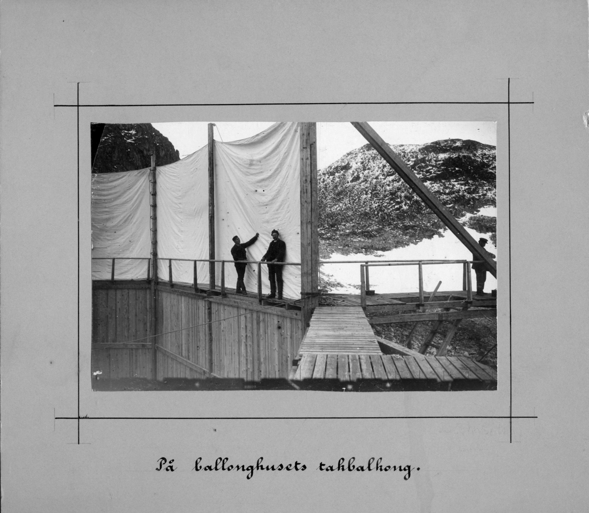 Nils Strindberg, På toppen av ballonghuset, troligen snickarna Nilson och Hansson.