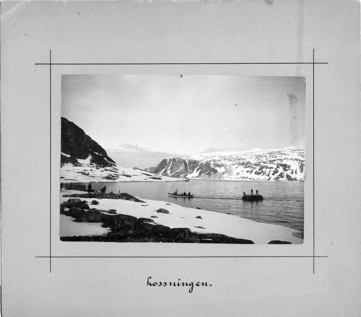 Nils Strindberg, Lossning av virke till ballonghuset. Sannolikt Gösta Grönberg med gevär till vänster.