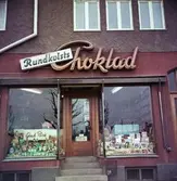 Rundkvists Chokladaffär på Erik Dahlbergsgatan i Huskvarna skyltar inför påsken med påskägg och chokladaskar.