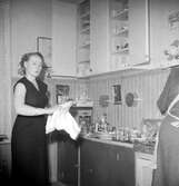 I köket står två kvinnor och diskar efter julaftonens middag.