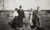 Stretered år 1923 inför makarna Holmbergs resa till USA. Från vänster:  Ida Holmberg (syster till Nora) och maken Karl Holmberg, Nora Krantz (1879 - 1955) och maken Carl Krantz (1880 - 1956). Liggande är syskonen Östen Krantz (1910 - 1990) och Rosa Krantz (1912 - 1994, gift Pettersson). I bakgrunden skymtas en telemast och Tulebosjön.