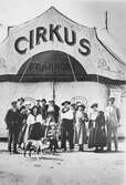 Cirkus Franconis tält och personal.
Längst till vänster cirkusdirektör Frans Lindberg.
