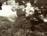 En okänd äldre herre håller lilla Rosa Krantz (född 1912, gift Pettersson) i famnen, Stretered okänt årtal. Möjligtvis är detta skomakare Carl Kranz (se A2252) som arbetade på Stretereds vårdhem.