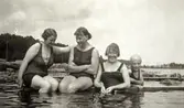 Badande kvinnor vid Stretereds badplats, Tulebosjön år 1925. Från vänster: Rosa Krantz (1912 - 1994, gift Pettersson), okänd kvinna samt (Rosas mor) Nora Krantz (1879 - 1955).