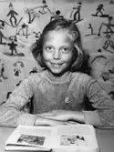 Karin Pettersson (född 1947, gift Hansson) i första klass, Kålleredsskolan (Brattåsskolan) år 1954. Karin är dotter till Bror och Rosa Pettersson, Gamlehagsvägen 17 i Torrekulla.