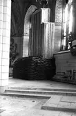 Brahemonumentet inklätt med brädor och sandsäckar, Västerås Domkyrka.