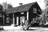 Familjebild vid nämndeman Holms bostad, Svedvi, Hallstahammar.