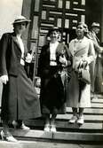 Fröken Ahlin, syster Gurli Carlén och fröken Björkman står utanför Stockholms konserthus, 1930-tal. Kvinnorna arbetade tillsammans på Stretereds vårdhem.