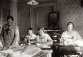Fyra kvinnor (personal) arbetar i Streteredshemmets syverkstad, 1924-1935. Tredje från vänster är Anna Larsson (född Hasselberg). Där lagade och sydde de barnens kläder. Syrummet var placerat i 