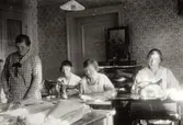 Fyra kvinnor (personal) arbetar i Streteredshemmets syverkstad, 1924-1935. Tredje från vänster är Anna Larsson (född Hasselberg). Där lagade och sydde de barnens kläder. Syrummet var placerat i 