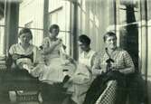 Fyra kvinnor (personal) arbetar i Streteredshemmets syverkstad, 1924-1935. Andra från vänster är Anna Larsson (1895 - 1983, född Hasselberg). Där lagade och sydde de barnens kläder. Syrummet var placerat i 