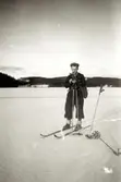 Östen Krantz (1910 - 1990) står på skidor, troligtvis på Tulebosjöns is, 1920-tal. Föräldrarna Nora och Carl Krantz var båda anställda på Stretereds skolhem och deras personalbostad låg på Tulebovägen.
Relaterat motiv: 2003_0835 (Mölndals stadsmuseum).