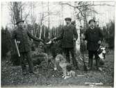 Vittinge sn, Heby kn, Vittinge.
Tre jägare, 1920-talet.