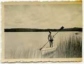 Östen Krantz (1910 - 1990) paddlar kanot på Tulebosjön, 1930-tal. Föräldrarna Nora och Carl Krantz var båda anställda på Stretereds skolhem och deras personalbostad låg på Tulebovägen.
Relaterat motiv: 2007_0011 (Mölndals stadsmuseum).