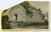 Stretereds personalbostad på Tulebovägen 23-27, 1930-tal. Här bodde skomakare Carl och Nora Krantz, båda anställda på Stretereds skolhem, med sina barn Rosa (1912 - 1994, gift Pettersson) och Östen (1910 - 1990). Originalfotot är skadat efter en brand cirka 1945-1946 då makarna Pettersson hyrde en lägenhet i villa 