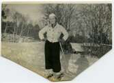 Rosa Krantz (1912 - 1994, gift Pettersson) på skidor i snörika Valåsdalen, 1920-tal. Rosa var mamma till givaren samt dotter till Carl och Nora Krantz (anställda på Stretereds skolhem). Originalfotot är skadat efter en brand cirka 1945-1946 då makarna Pettersson hyrde en lägenhet i villa 