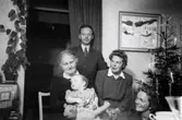 Julafton i Stretered 1944. Nora Krantz sitter med barnbarnet Eva Pettersson (född 1944, gift Kempe) i knät. Brevid sitter sonhustrun Edit Krantz och på golvet sitter babyns mor Rosa Pettersson (1912 - 1994). I bakgrunden står den gode vännen Arnulf Tönsberg från Norge.