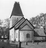 Några människor beundrar utsikten från tornet i Kumlaby kyrka på Visingsö.