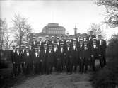 Studentgrupp i Museiparken, med Läroverket som fond. 1915.