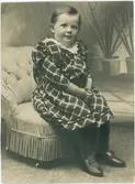 Ateljéporträtt - Rut Hellman 4 år, Uppsala, före 1914