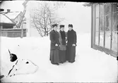 Kvinna med Beda Mattsson och Ruth Skötsner på gårdsplanen vid fotoateljén i kvarteret Guldskäret, Östhammar, Uppland