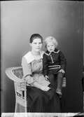 Ateljéporträtt - fru Söderman från Öregrund med sonen, Uppland 1921
