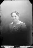 Ateljéporträtt - prostinnan Lundell från Lövstabruk, Uppland 1921
